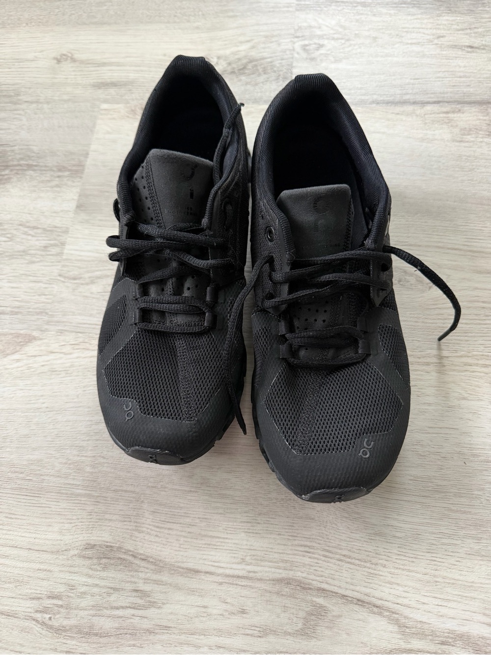 On Cloud Women’s Running Black Sneakers size 8.5 like new